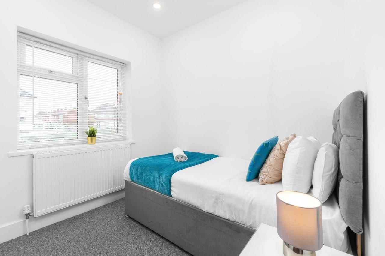 5 Bedroom House - 10 Guests - Multiple Off Street Parking - Garden - Smart Tv - Wifi - Contractors - Families - Groups Birmingham Exterior photo