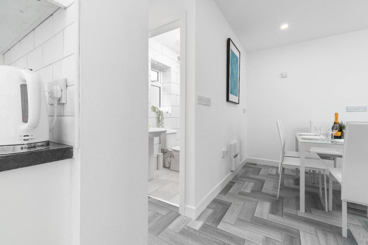 5 Bedroom House - 10 Guests - Multiple Off Street Parking - Garden - Smart Tv - Wifi - Contractors - Families - Groups Birmingham Exterior photo